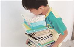 「璞永小學堂」志工以平板電腦遠距視訊一對一認養的方式,說故事給孩童聽,並扮演孩子心靈分享、引導與陪伴的角色。