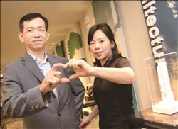 璞園建築團隊璞永建設董事長楊岳虎(左)與顧問江晴淑致力提升偏鄉弱勢孩童的學習教育。