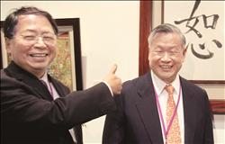 身為清華大學名譽博士的吳敏求（右）以「恕」字，參加清華校友藝文聯展，希望為「學習資源中心旺宏館」注入豐沛的人文素養。