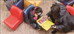 小朋友可以透過視覺、聽覺及觸覺體驗電子書的閱讀樂趣。（光泉文教基金會提供）