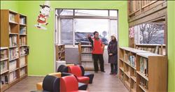 新竹縣尖石鄉新光國小圖書館以大自然山林的色系作為設計主軸。（光泉文教基金會提供）