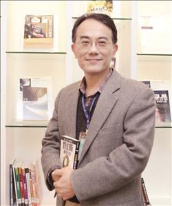 桃園縣政府文化局圖書資訊科科長李世彥強調，服務的心非常重要，圖書館人員必須站在讀者角度，時時反省服務是否到位。