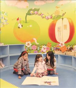 圖書館相當重視孩童的閱讀教育，將「0~3歲嬰幼兒閱讀專區」規劃成可動腦思考的活潑空間。