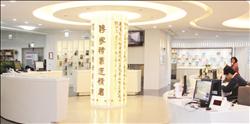 四樓圖書室整理呈現簡約、具文化底蘊的設計風格。