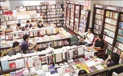 陳隆昊（圖右穿黑衣者）經常在書店中舉辦文化講座，形構獨立書店特有的文化風景。