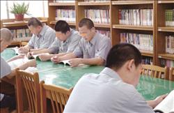 高雄監獄受刑人終於有大量的書可以選讀。