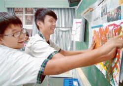 高市一甲國中閱讀課暖身「瘋狂星期二」圖像集體創作。(黃愛真提供)