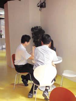 在悅讀館內，可以小憩、討論。