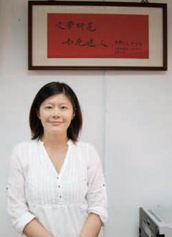 劉梓潔與宋澤萊送給中興大學台文所的書法作品合照，「文學研究，如此迷人」。