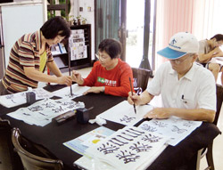 陳淑照老師指導埔鹽鄉民寫書法，以培養藝文風氣。（埔鹽鄉立圖書館提供）