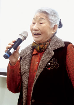 81歲的鄭阿嬤熱切分享她參加讀書會的心得