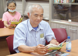 讀書會聚集了許多愛書人。