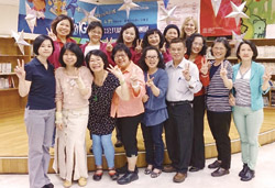 李添慶（前排右四）與受表揚故事媽媽合影。