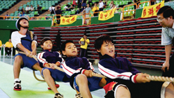 拔河隊的小孩說：我們不想輸！