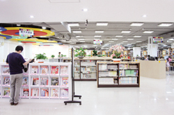 重新整修後的圖書館讓視覺更具穿透性，以改善部分畸零空間及死角問題。