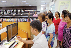 新北市立圖書館平溪分館運用「樂齡下午茶」活動，主動向長者介紹，館內專為銀髮讀者設置的「全彩擴視機」功能。（新北市立圖書館平溪分館提供）