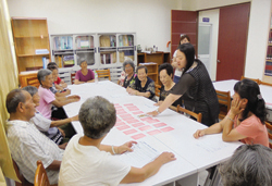 藝術傳承活動，讓參加的長者可以透過講師與志工的引導，敘述每個人豐富的人生經驗。（新北市立圖書館平溪分館提供）