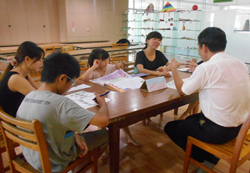 楠仔坑分館請老師進行課後輔導，新住民媽媽也在旁一起學習。