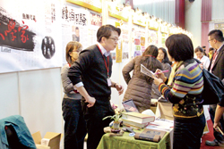 專門圖書館海報展，吸引人潮參觀。