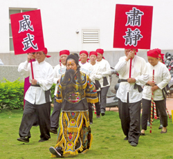 三灣樂齡政策宣導「性別平等不分齡」話劇分享。（三灣鄉立圖書館提供）