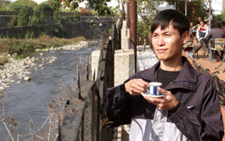 在「河邊春夢區」一邊喝咖啡,一邊賞美景,心情相當愜意。