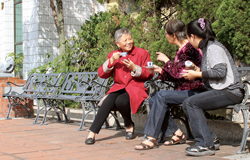 在「河邊春夢區」喝上一杯杯熱騰騰的美味咖啡,享受一份幸福的滋味。