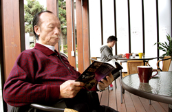 75歲的讀者蘇世安喜歡在桃園市立圖書館南崁分館的咖啡吧,閱讀他嗜愛的偵探推理小說。