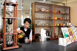 「Lai cafe」老闆黃騰漳出身於餐飲業,對於店裡所賣的餐點、飲品甚是講究。