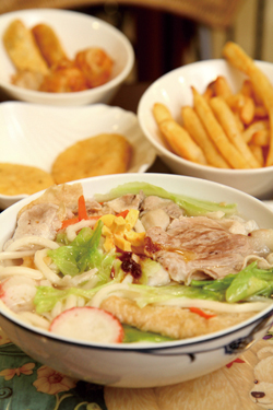 烏龍麵(前)是「愛上圖書館咖啡」受歡迎的餐點美食之一。