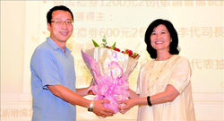 書香日前夕，最幸運的讀者得到教育部政務次長林思伶(右)贈送高雅大方的玫瑰花束。（教育部提供）
