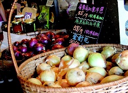 書店裡擺滿了當地友善耕作的無毒農產品和有機蔬果。