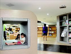 小朋友喜歡窩在書盒子裡看書。