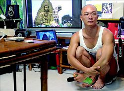 自由影像工作者鄒猷新分享他赴越南各地造訪鯨魚廟與拍攝紀錄片的過程。