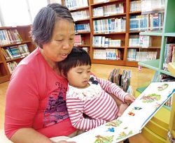 三灣鄉立圖書館推動「祖孫共讀」,共譜祖孫間親密的閱讀時光。(三灣鄉立圖書館提供) 三灣鄉立圖書館推動「祖孫共讀」,共譜祖孫間親密的閱讀時光。(三灣鄉立圖書館提供)