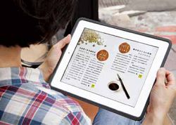 以平板電腦閱讀電子書。 以平板電腦閱讀電子書。