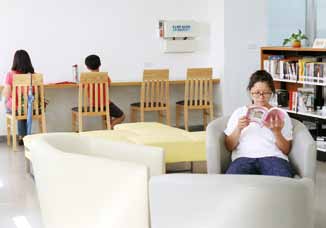 冬山鄉立圖書館青少年閱讀區。