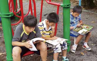 「深耕計畫」宜蘭縣憲明國小學生在操場看書情形。（誠品文化藝術基金會提供）