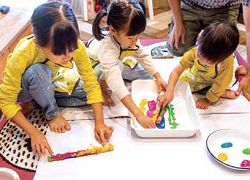 從畫給內心的小孩看，到與孩子們一起創作。( 賴馬提供)