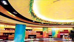 青少年圖書館藝文大廳寬敞舒適，予人安鬆的感覺。