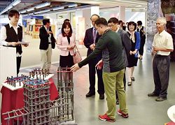 展覽中透過鋼筋綁紮模型說明結構耐震性能之差異。