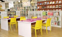 山上區圖書館樂齡閱讀區桌椅。
