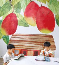 龍崎區圖書館在改造後空間通透明亮。（臺南市立圖書館提供）