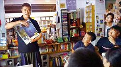 水瓶子在臺東晃晃書店分享他編輯的圖書。（水瓶子提供）