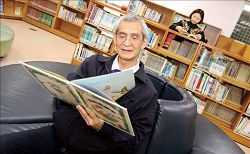 鄧梅與林正泰（左前方）將書籍視為人生導師。