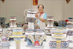 翁石井與紙藝作品合影。