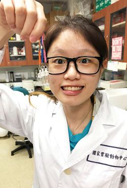 將自己的DNA 裝在小瓶子內。