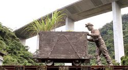 石碇保留日治時期的運煤橋遺跡。