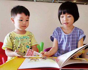 小朋友進入繪本的圖書館世界。