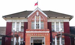 縣定古蹟東石郡役所，現為嘉義縣警察局朴子分局。