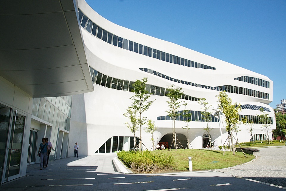 國資圖建築以優雅且極具流暢線條美感，模擬中臺灣水文地景之美